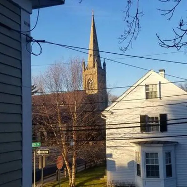 Charming Townhouse in Historic Town near Boston.，位于戴德姆的酒店