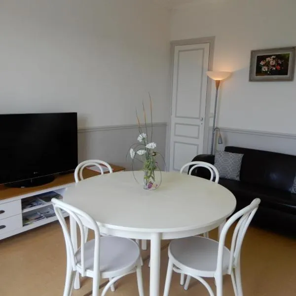 CAPRICES DE MER Appartement avec grand balcon et vue à 300 m plage, apercu mer, lit Queen Size, Mers les Bains Le Treport , petit dejeuner en option, 2 vélos fournis，位于梅尔·莱斯·拜恩斯的酒店