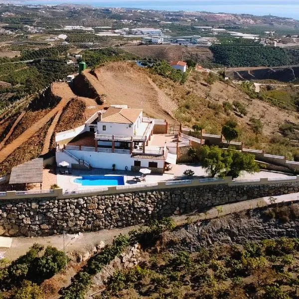 Villa El Palomar Azul with pool and sea view，位于贝纳哈拉菲的酒店