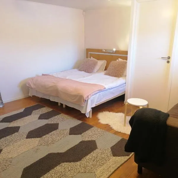 Ett rums lägenhet med egen ingång, parkering，位于哈尔斯贝里的酒店