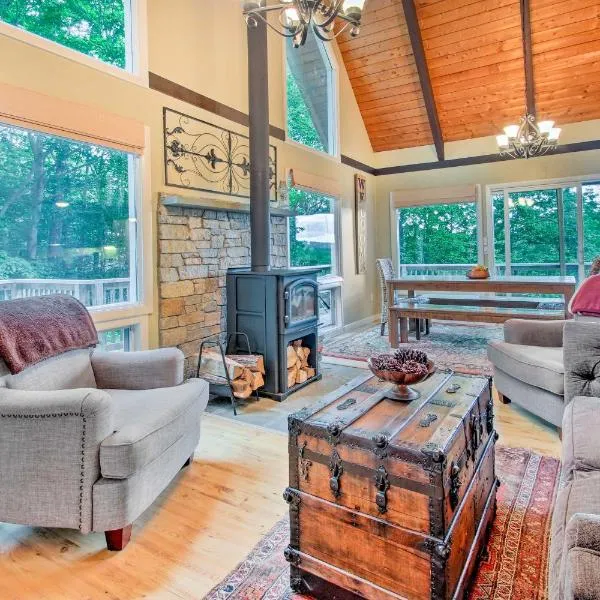 Conway Area Chalet with Mountain Views and Fire Pit!，位于Madison的酒店