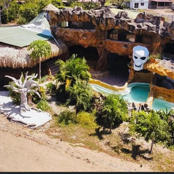 La Perla Negra Eco Pirate Resort，位于蓬塔雷纳斯的酒店