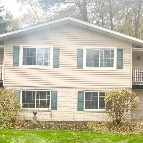 The House Hotels - 4 Beds, huge yard, secluded, and central!，位于亚克朗的酒店