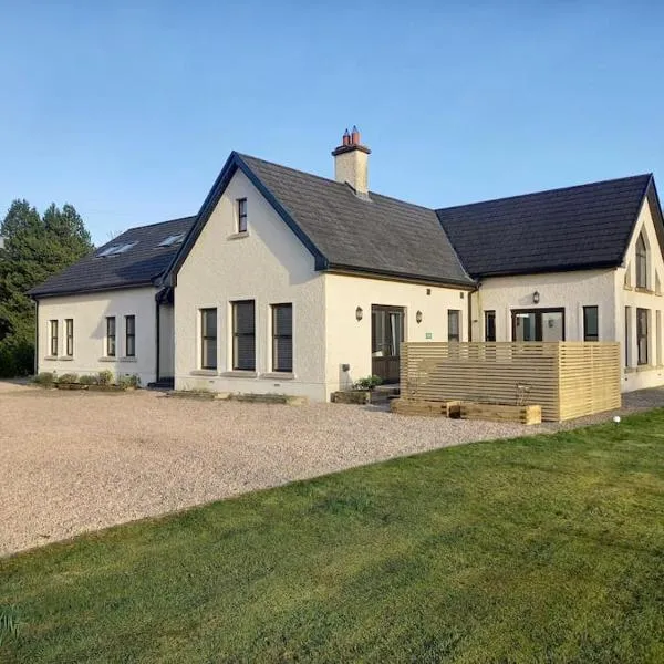 Kilskeery Lodge, modern country house with hot tub，位于五英里镇的酒店