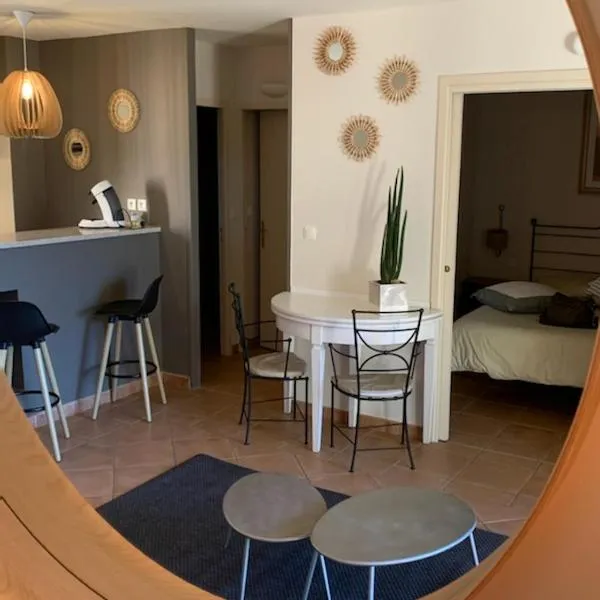 appartement cosy avec climatisation réversible GOLF DE SAUMANE，位于索马讷-德沃克吕兹的酒店