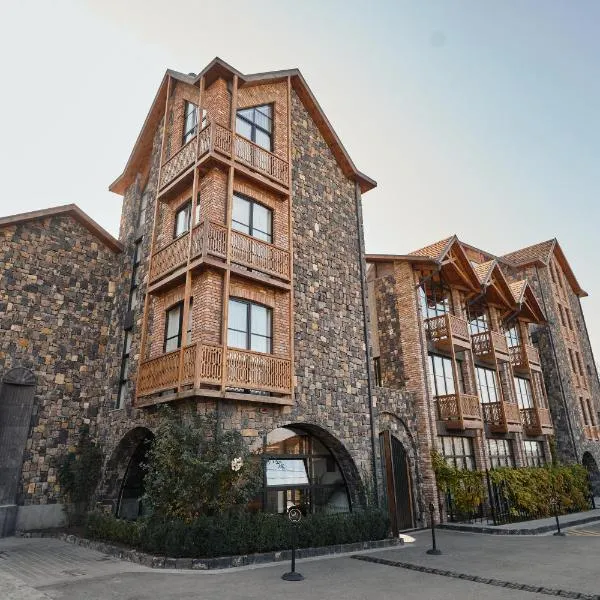 Dilijani Tun Hotel & Restaurant，位于迪利然的酒店