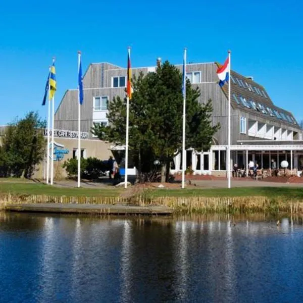 Comfort-App ZEEDUIN, op Beg grond met Terras - volledige KEUKEN - Resort Amelander Kaap, Incl verwarmd Hotel-ZWEMBAD，位于霍勒姆的酒店