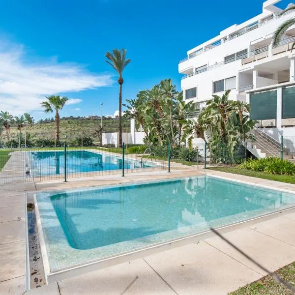 Penthouse in La Cala de Mijas with rooftop terrace and 3 community pools，位于卡拉德米哈斯的酒店