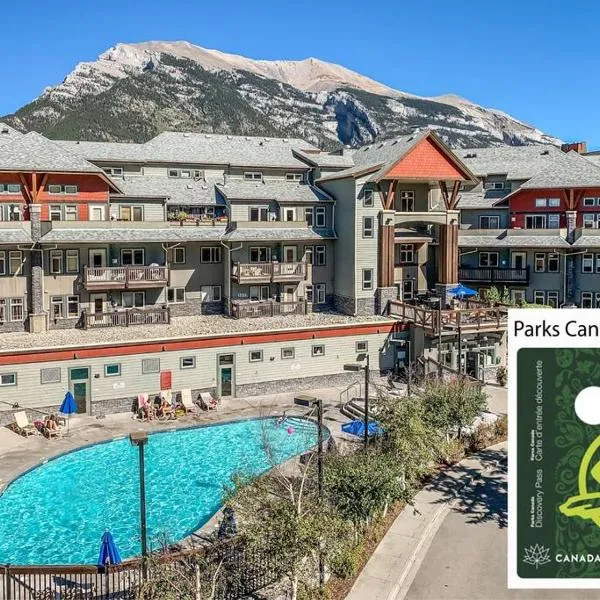 Mountain Retreat - Modern and Bright with Panorama Views 2 bedrooms, 4 beds, heated all-year outdoor pool, hottub, balcony, Banff Park Pass，位于坎莫尔的酒店