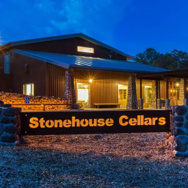 Bed and Barrel at Stonehouse Cellars，位于Clearlake Oaks的酒店