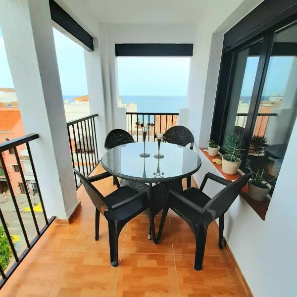 Beachfront Penthouse 3 double bedrooms, 2 bathrooms，位于圣路易斯·德·萨比尼尔的酒店