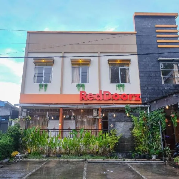 RedDoorz near Jalan Wolter Monginsidi Manado，位于Tomohon的酒店