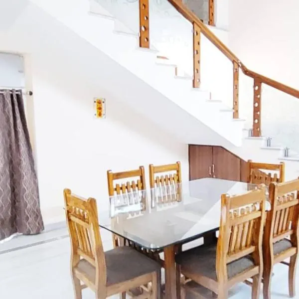 Servostay Kukatpally Spacious 5 BHK Duplex in Vivekananda Nagar with Parking，位于海得拉巴的酒店