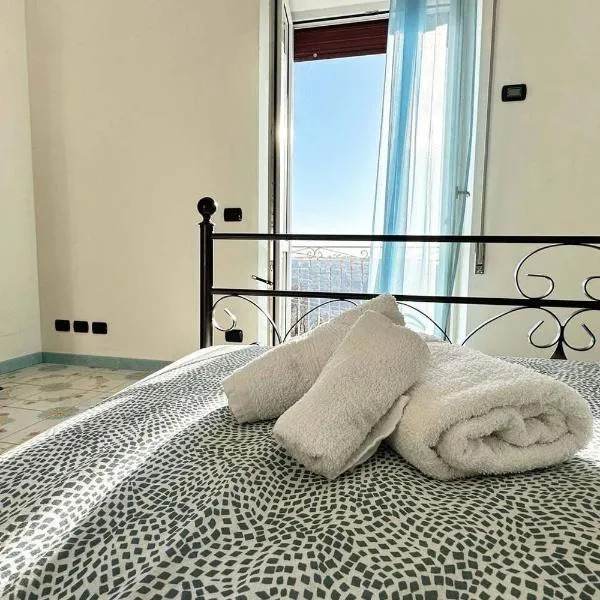 Apartment with panoramic terrace on Amalfi Coast，位于Pianillo的酒店