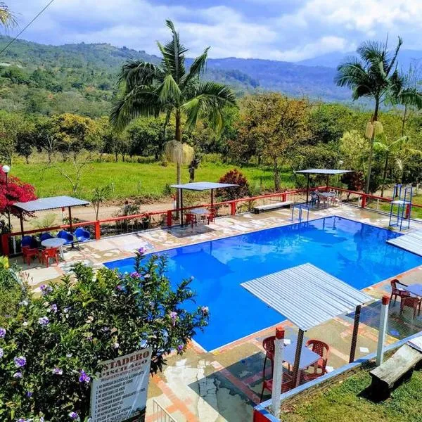 Agradable casa de campo con piscina, campo de tejo，位于Campohermoso的酒店