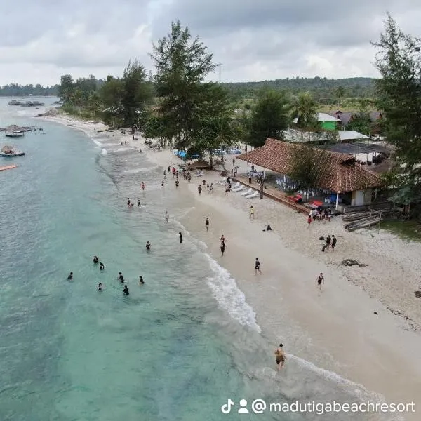 Madu Tiga Beach & Resort，位于丹戎槟榔的酒店