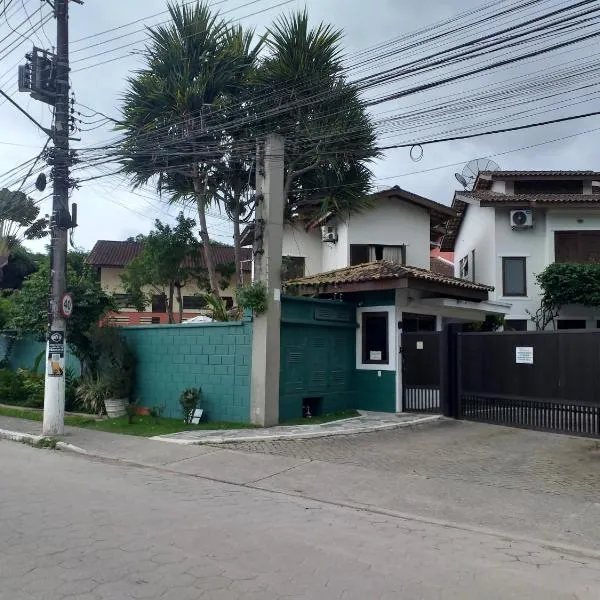 Casa em Juquehy, condomínio com piscina, área verde a 700 m da praia，位于朱奎的酒店