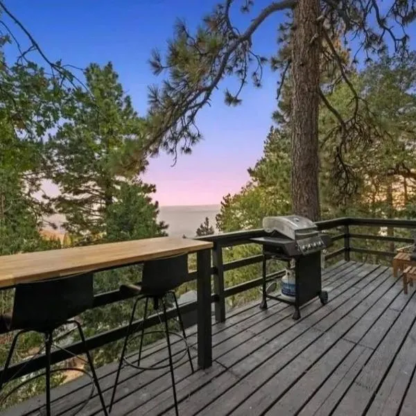 Updated Mountain Cabin Retreat with 180 views off Deck and Balcony，位于Arrowbear Lake的酒店