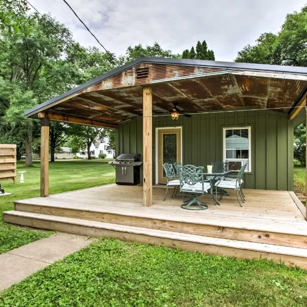 Lake Pepin Cottage w/ Patio - Walk to the Marina!,位于Pepin的酒店