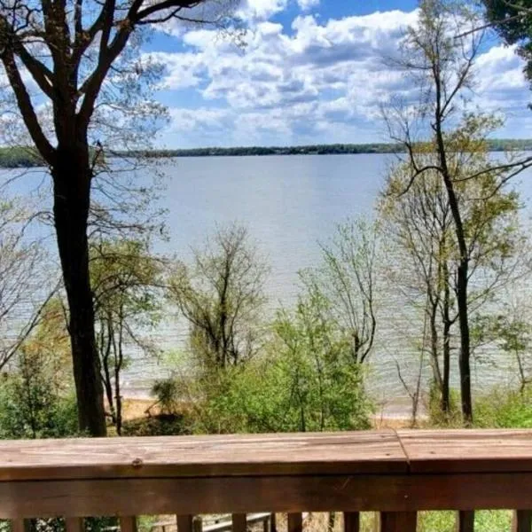 2 BR Newly Renovated Waterfront Home; 10 min from MGM & the Gaylord，位于华盛顿堡的酒店