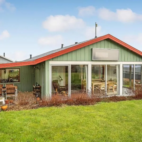 3 Bedroom Lovely Home In Bjert，位于Binderup Strand的酒店
