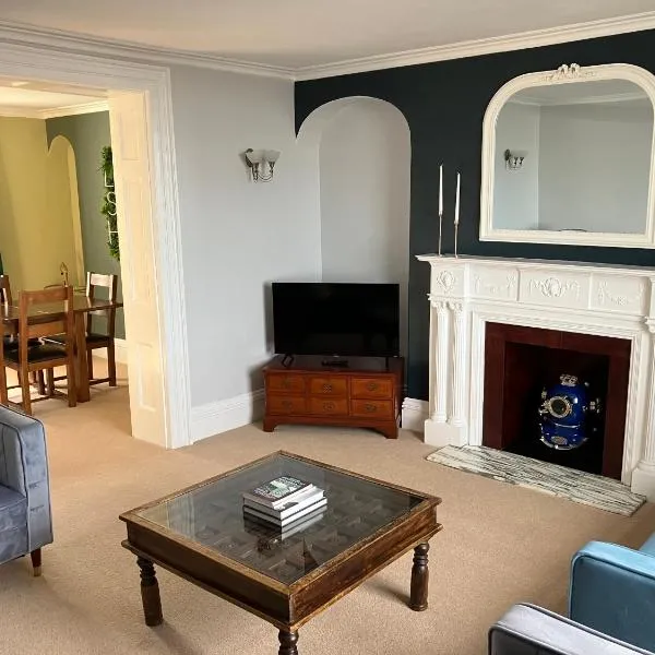 Lovely family seafront property in Burnham-on-Sea，位于伯翰姆昂斯的酒店