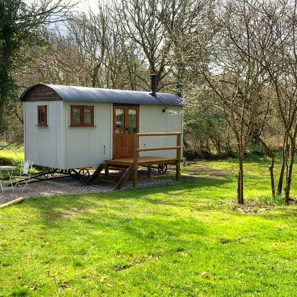 Lilliput - Delightful 1-bedroom shepherd's hut，位于霍尔斯沃西的酒店