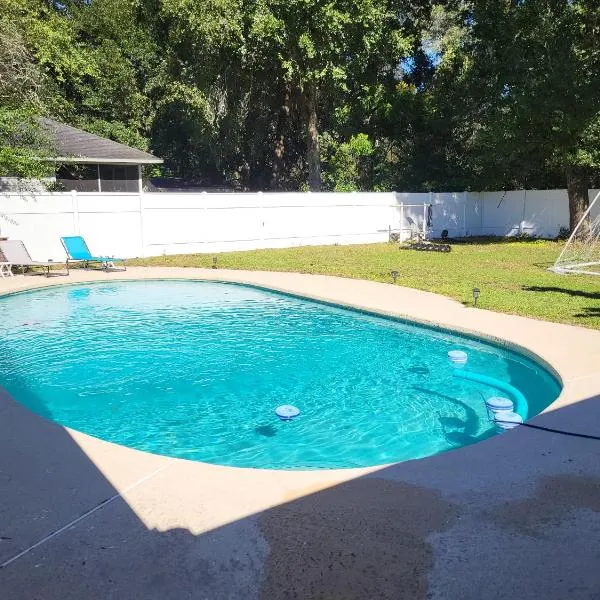 SPACIOUS POOL HOME in North FL，位于斯塔克的酒店