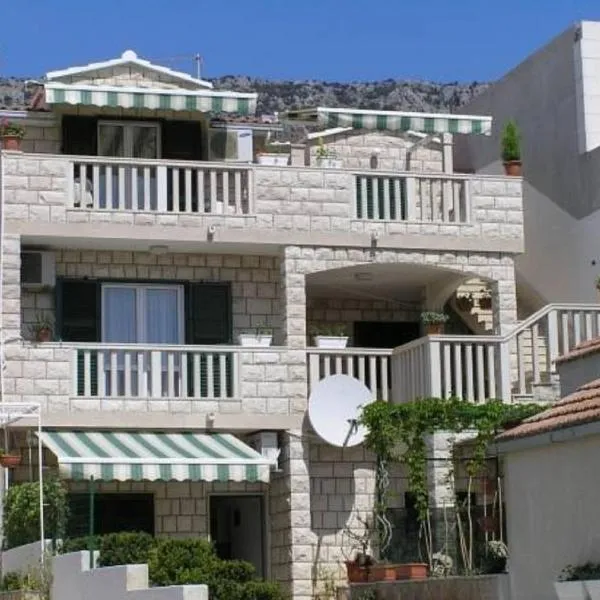 Villa Senjkovic - Apartments with Balcony and Sea View，位于Nerežišća的酒店