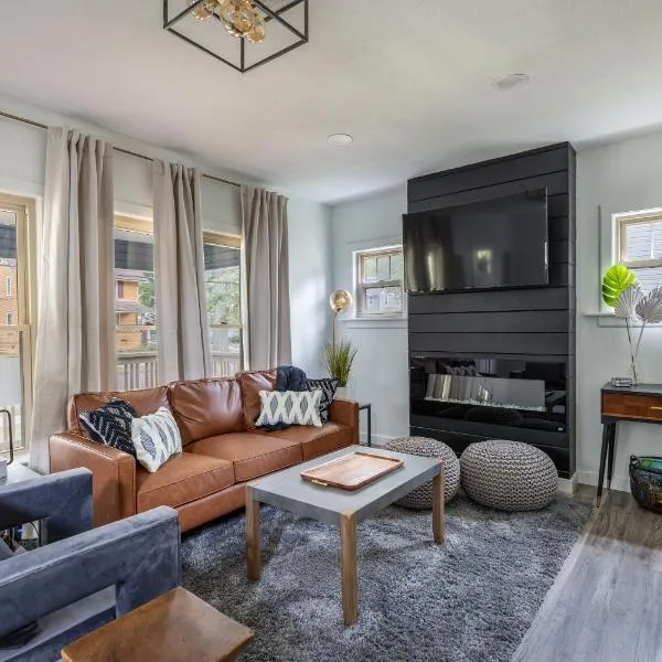 The Akron Retreat: Modern 3-Bedroom Oasis，位于亚克朗的酒店