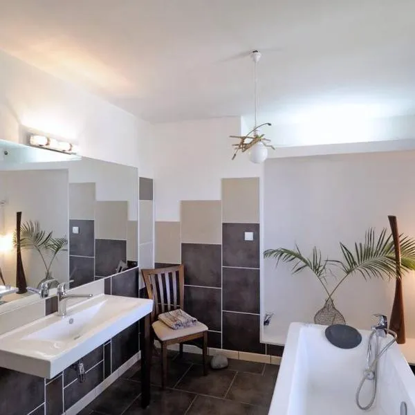 Modern apartment/3bedrooms/2bathrooms/rooftop/jacuzzi，位于Pointe aux Sable的酒店