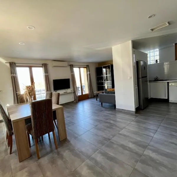 Maison spacieuse avec grand jardin et parking à 20 min de Lyon，位于Simandres的酒店