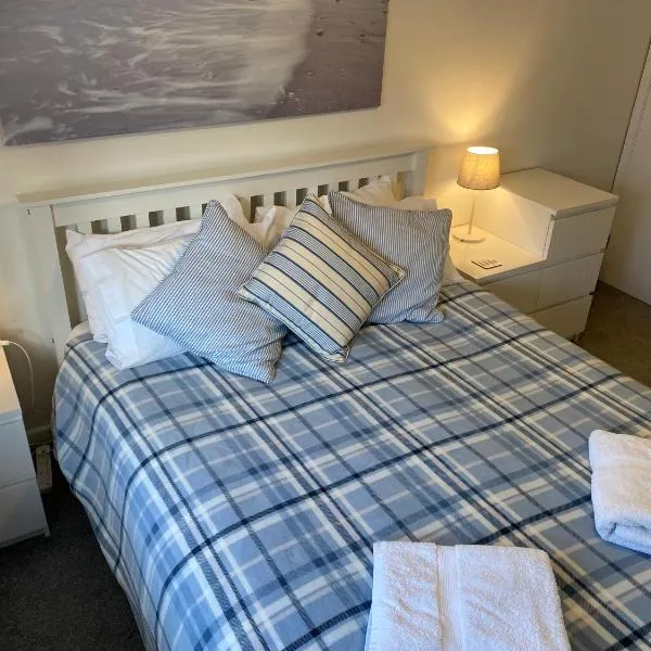 Trafalgar, lovely ground floor flat with outside patio garden, minutes walk to seafront，位于海景城的酒店