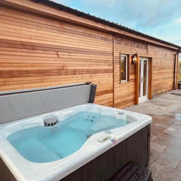 East Learmouth Lakeside Lodges - Larch Lodge，位于Cornhill-on-tweed的酒店