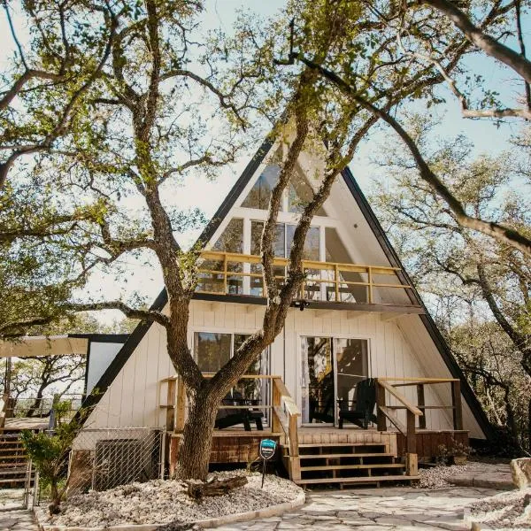 NEW - Unique A-frame in Canyon Lake，位于Spring Branch的酒店