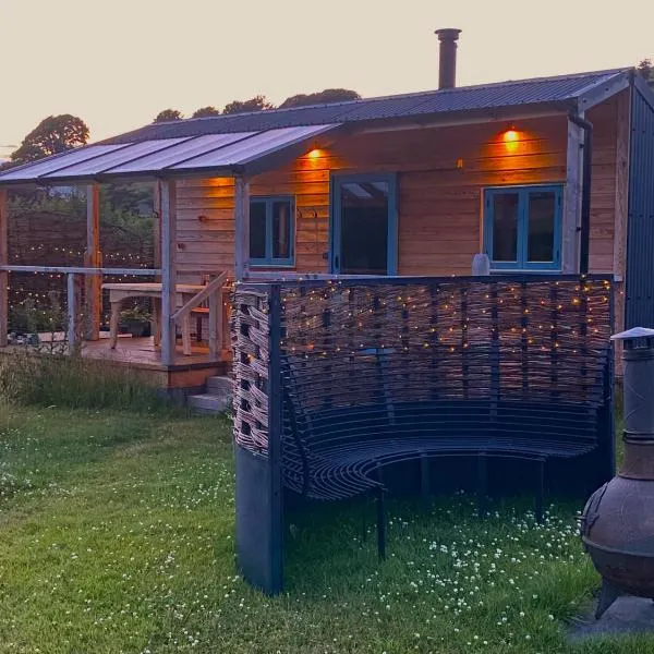 Dôl Swynol Glamping Luxury cabin with outdoor bath，位于Cross Inn的酒店