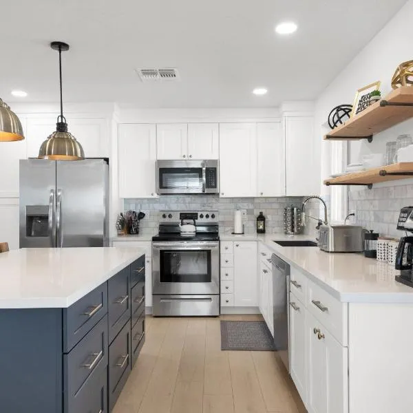 Modern Home with Pool Near ASU & Scottsdale，位于坦培的酒店