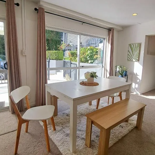 family friendly 3BR flat - 3min walk to the beach - self contained，位于Coatesville的酒店