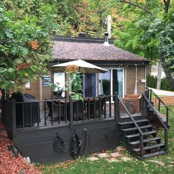 Om chalet 2 avec spa et foyer bordé du fleuve，位于St-Pierre-de-l'Île-d'Orléans的酒店