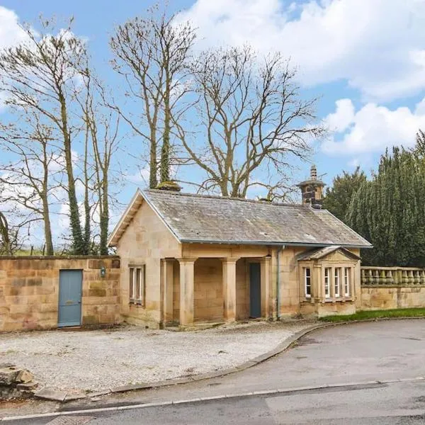 North Lodge - 17th Century Gate Cottage at Hassop Hall，位于Monyash的酒店