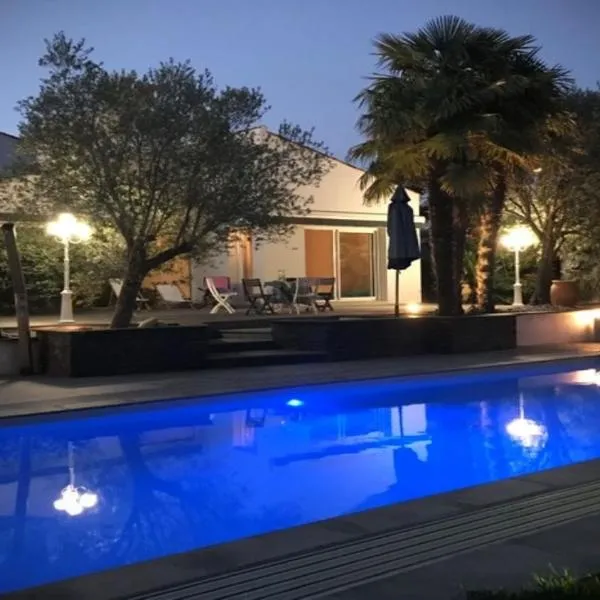 Adorable Guest House avec balnéo et piscine，位于Saint-Martin-de-Brem的酒店
