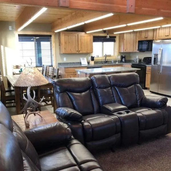 Patios, Hot Tub, Yellowstone，位于Rea的酒店