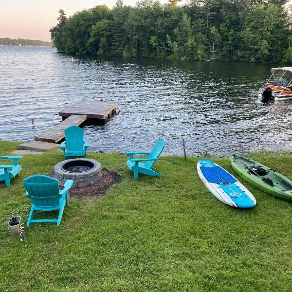 Little Landing Cottage On Cobbossee Lake，位于Greene的酒店