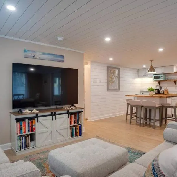 Renovated Cottage: 4th row from the Beach!，位于希尔顿黑德岛的酒店