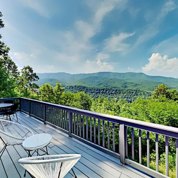 Barenberg Cabin - Secluded Unobstructed Panoramic Smoky Mountains View with Two Master Suites, Loft Game Room, and Hot Tub，位于Jenkins Mill的酒店