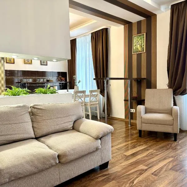 Lux apartments in the city center with a coffee machine, view of a theater, near Zlata Plaza，位于罗夫诺的酒店