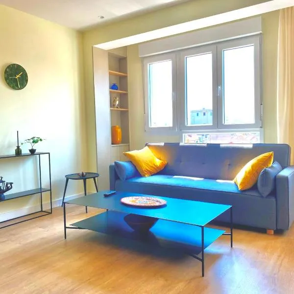 SUITE PLAYA GIJON CENTRO, apartamento nuevo, 5 huéspedes VUT-3622-AS，位于希洪的酒店