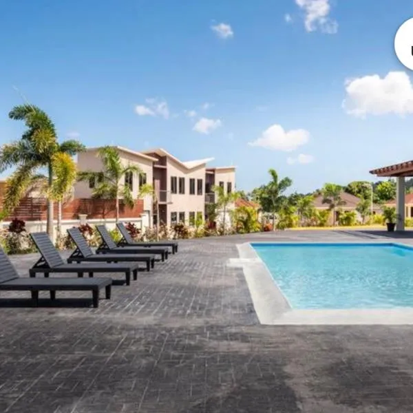 Luxurious Villa Royale- 5 min drive to Ocho Rios，位于圣玛丽的酒店