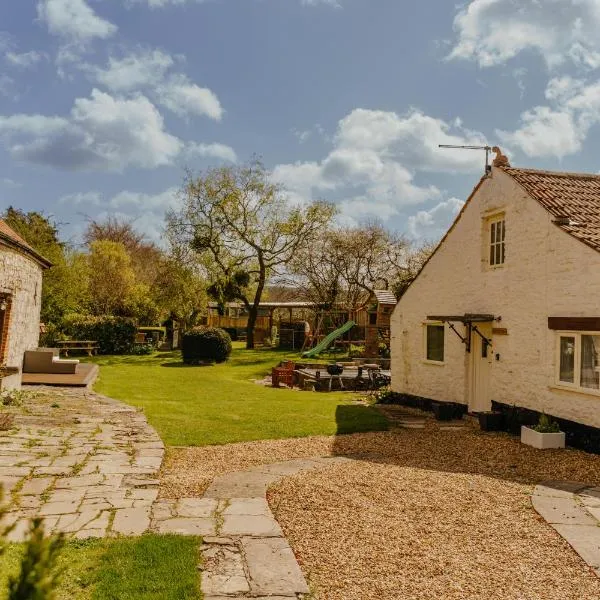 Little England Retreats - Cottage, Yurt and Shepherd Huts，位于Drayton的酒店