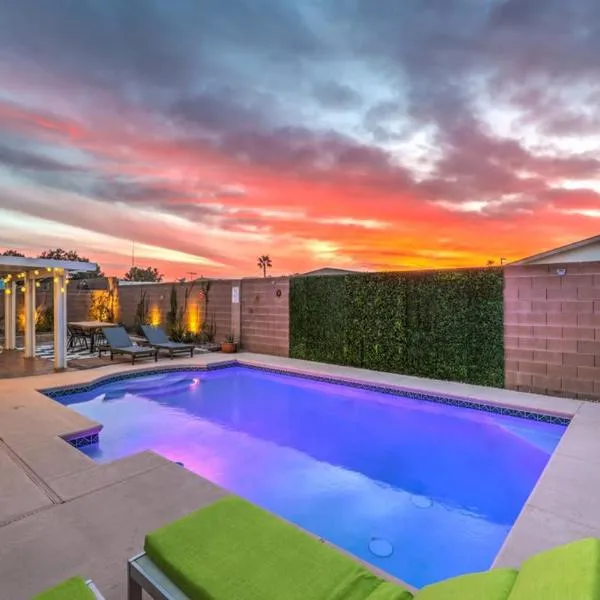 Sunset Swim - Modern Vegas Heated Pool Retreat，位于博尔德城的酒店